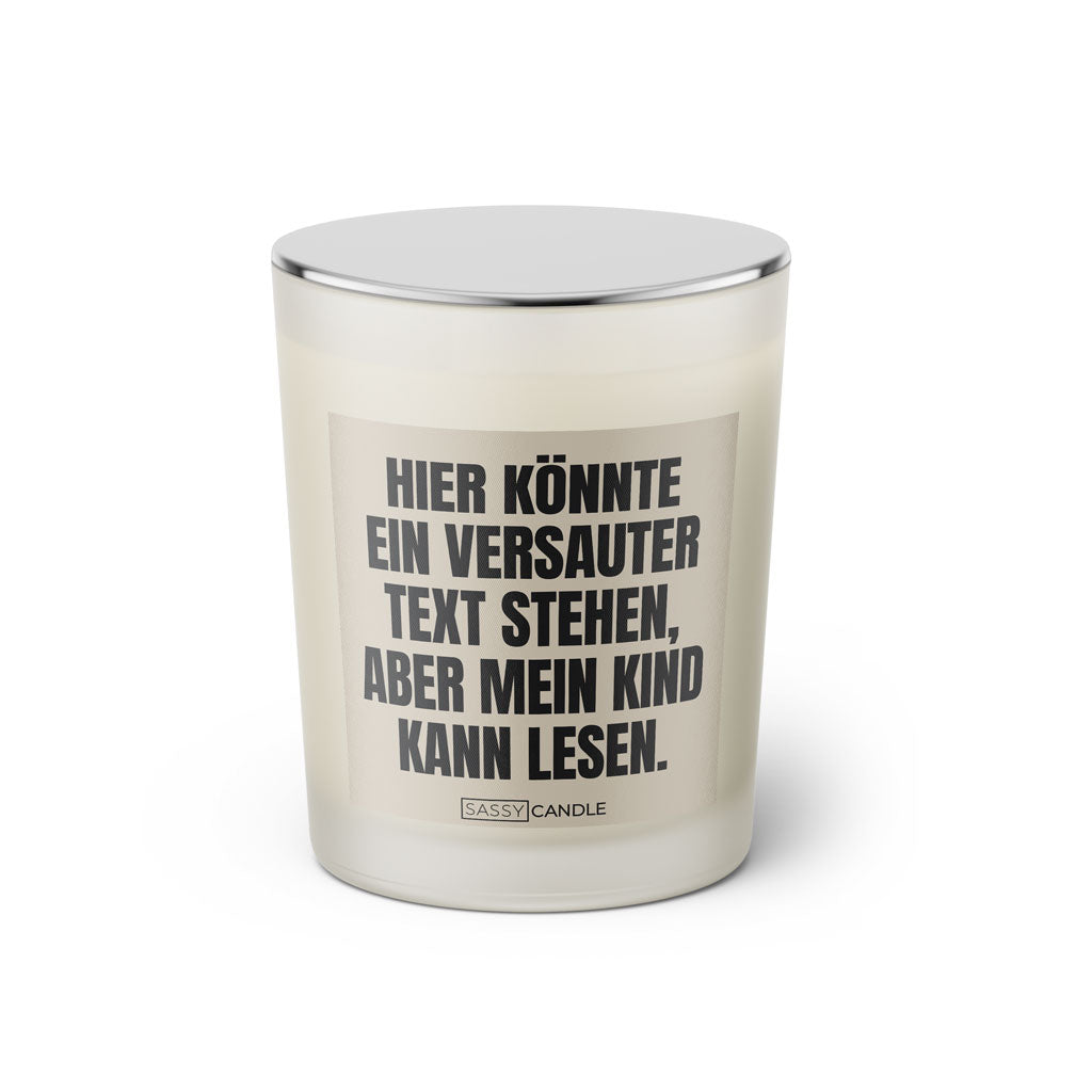Duftkerze mit witzigem Spruch: Hier koennte ein versauter Text stehen, aber mein kind kann lesen. Farbe beige und schwarz mit silbernem Deckel von Sassy Candle.