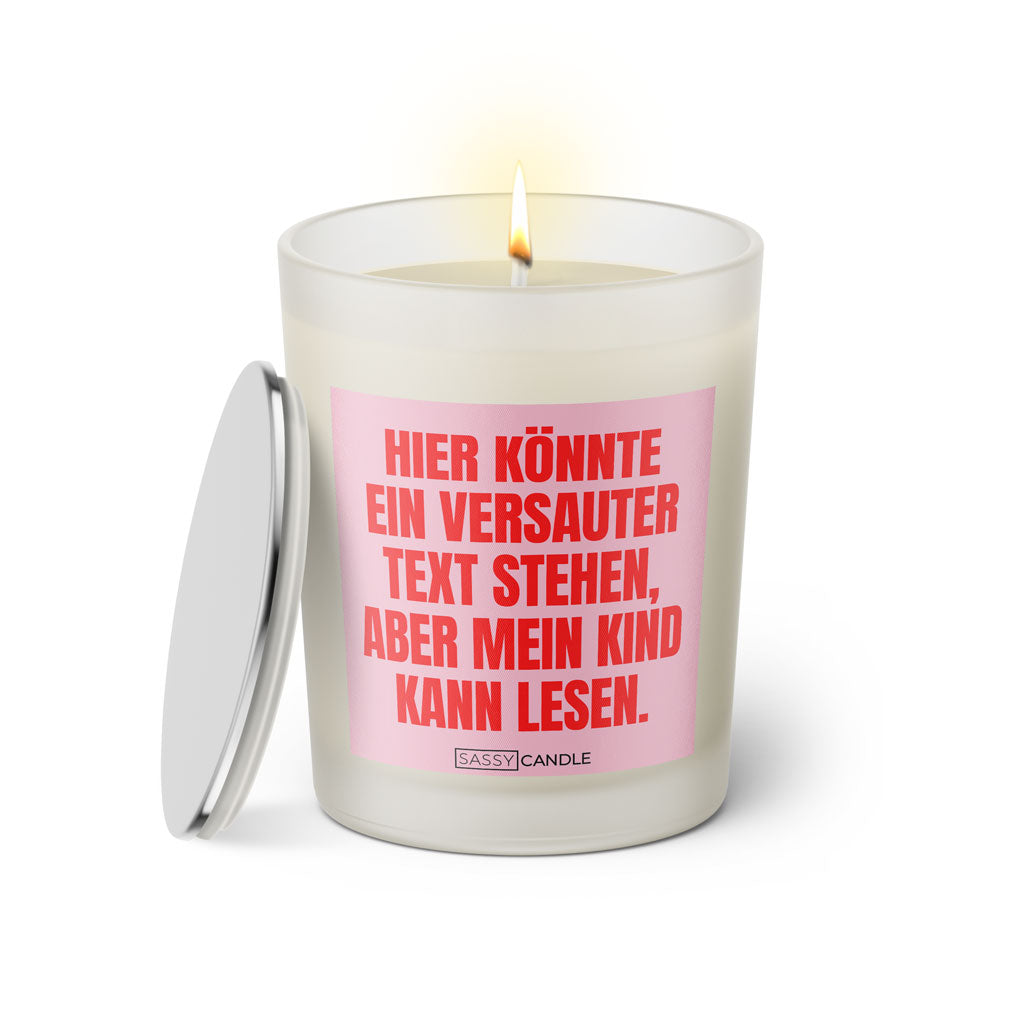 Duftkerze mit witzigem Spruch: Hier koennte ein versauter Text stehen, aber mein kind kann lesen. Farbe rosa und pink mit silbernem Deckel von Sassy Candle.