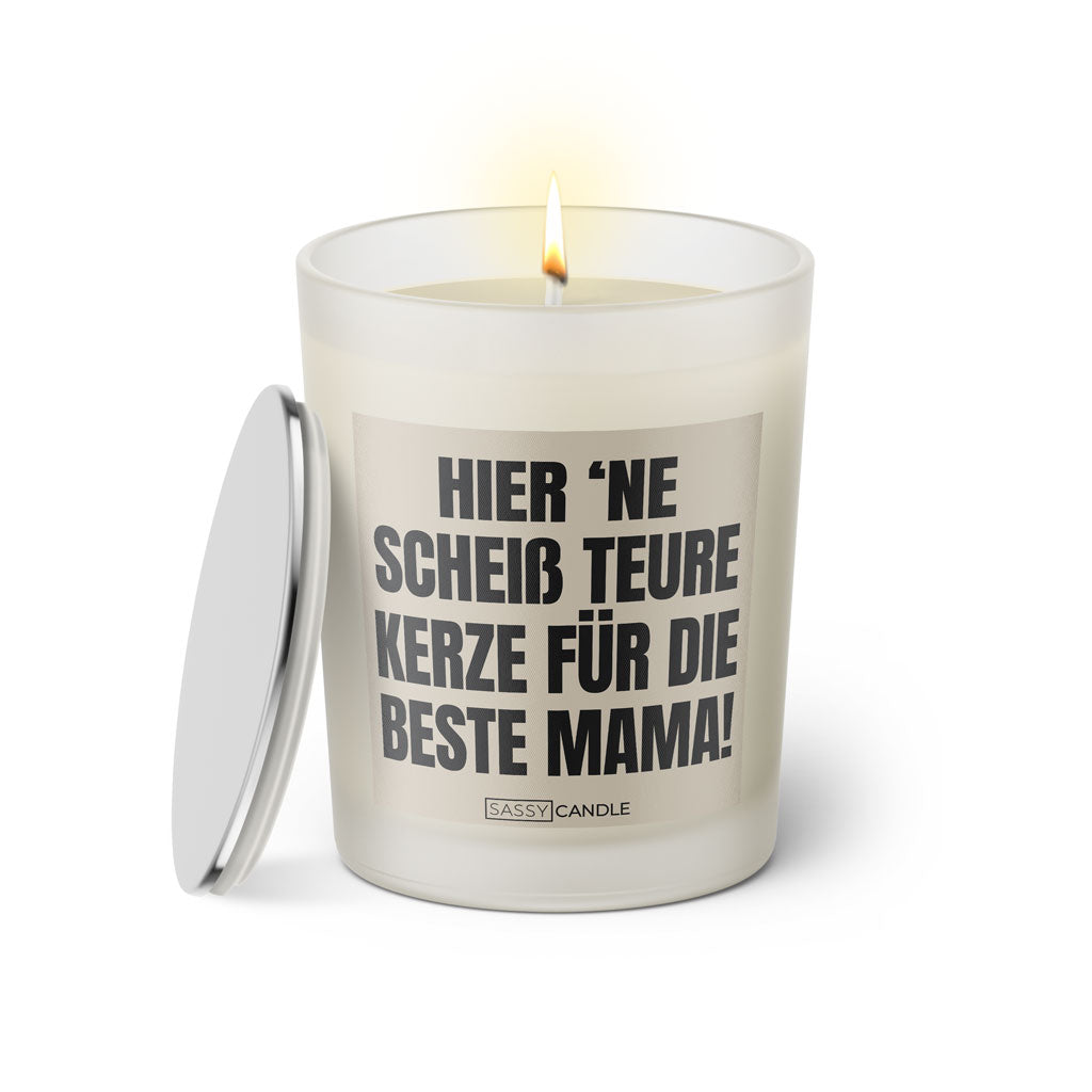 Duftkerze mit witzigem Spruch: Hier 'ne scheiß teure Kerze für die beste Mama! Farbe beige und schwarz mit silbernem Deckel von Sassy Candle.