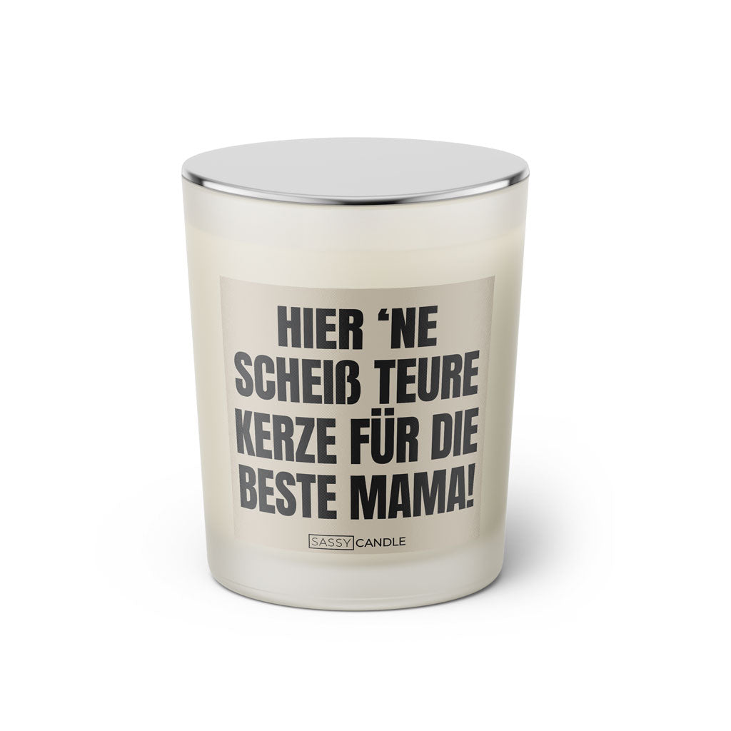 Duftkerze mit witzigem Spruch: Hier 'ne scheiß teure Kerze für die beste Mama! Farbe beige und schwarz mit silbernem Deckel von Sassy Candle.