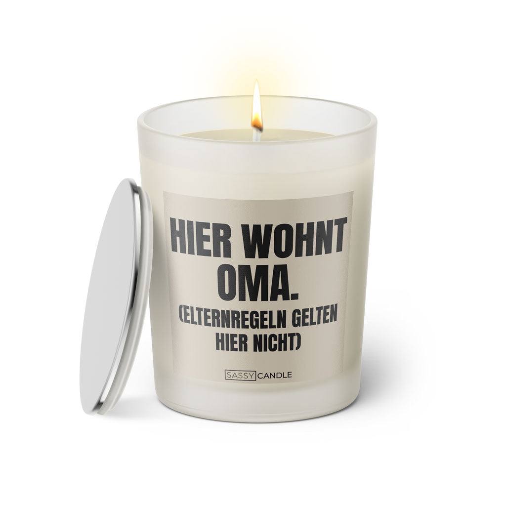 Duftkerze mit witzigen Spruch: Hier wohnt Oma. Elternregeln gelten hier nicht. Kerzenglas mit silbernen Deckel von Sassy Candle. Farbe beige und schwarz.