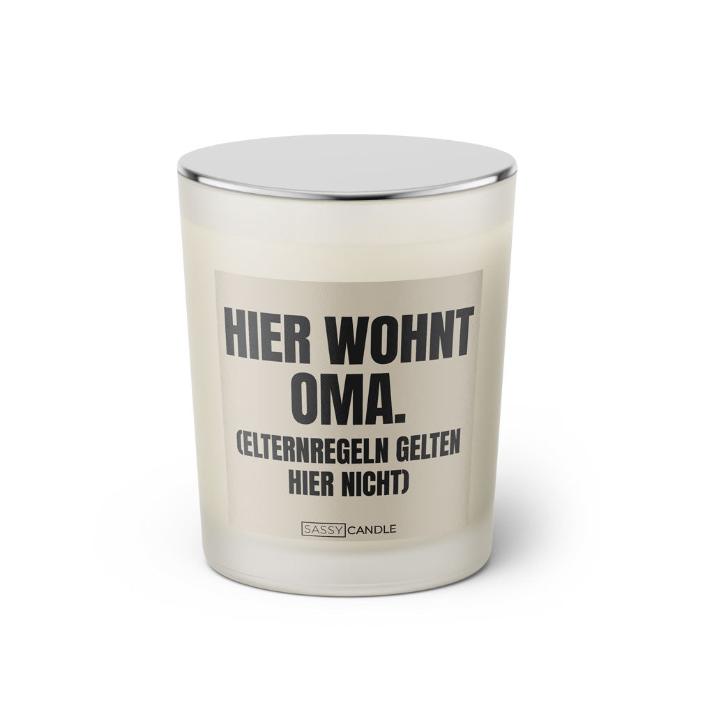 Duftkerze mit witzigen Spruch: Hier wohnt Oma. Elternregeln gelten hier nicht. Kerzenglas mit silbernen Deckel von Sassy Candle. Farbe beige und schwarz.