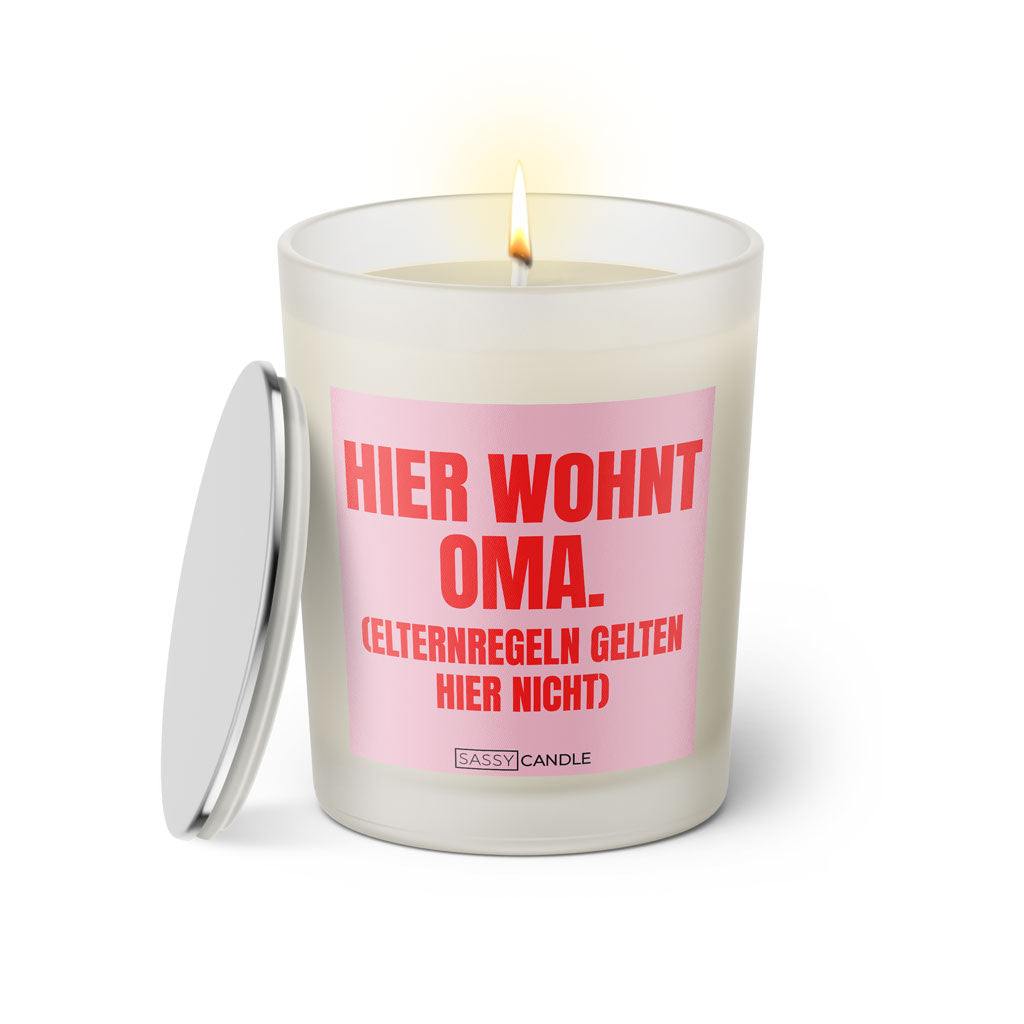 Duftkerze mit witzigen Spruch: Hier wohnt Oma. Elternregeln gelten hier nicht. Kerzenglas mit silbernen Deckel von Sassy Candle. Farbe rosa und pink.