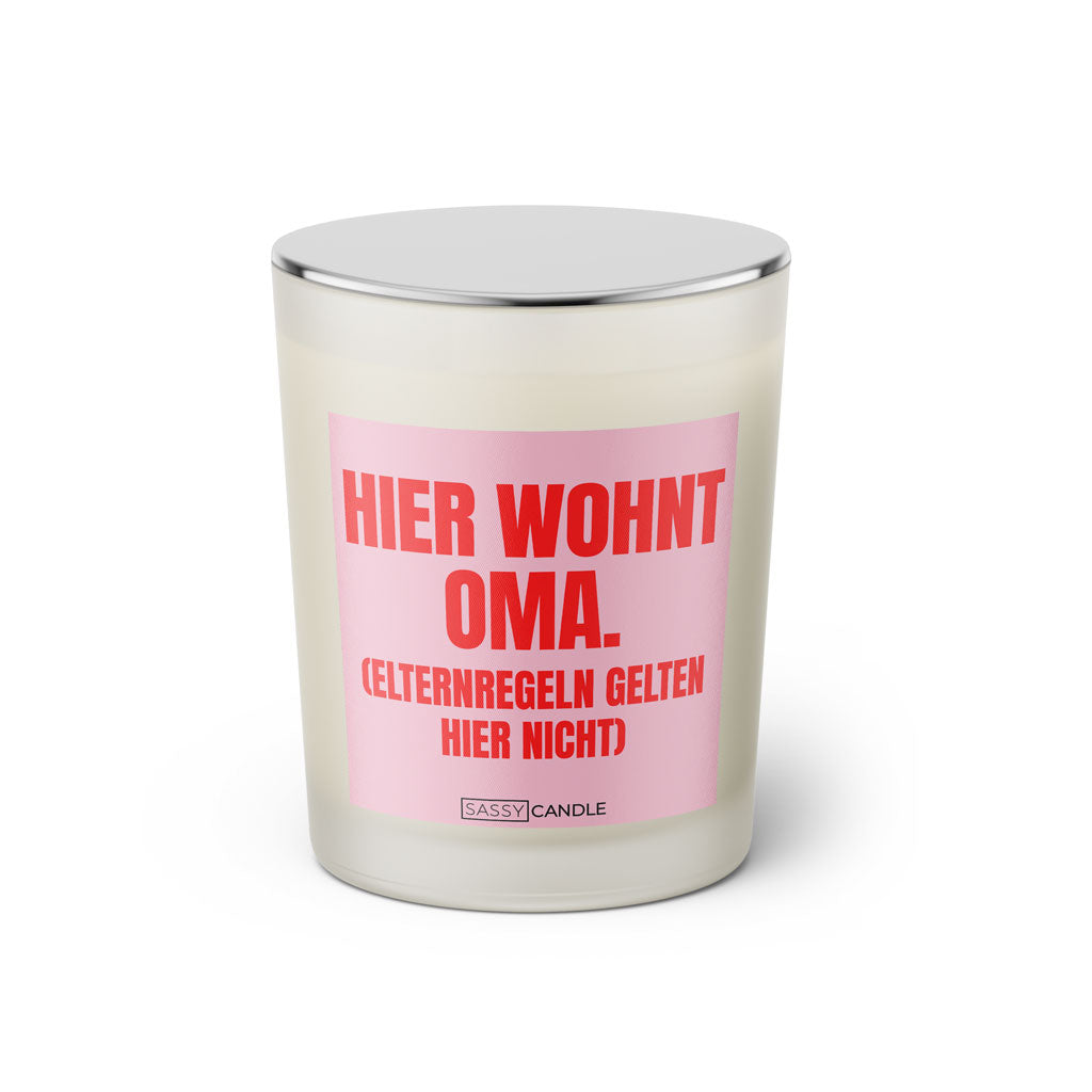 Duftkerze mit witzigen Spruch: Hier wohnt Oma. Elternregeln gelten hier nicht. Kerzenglas mit silbernen Deckel von Sassy Candle. Farbe rosa und pink.