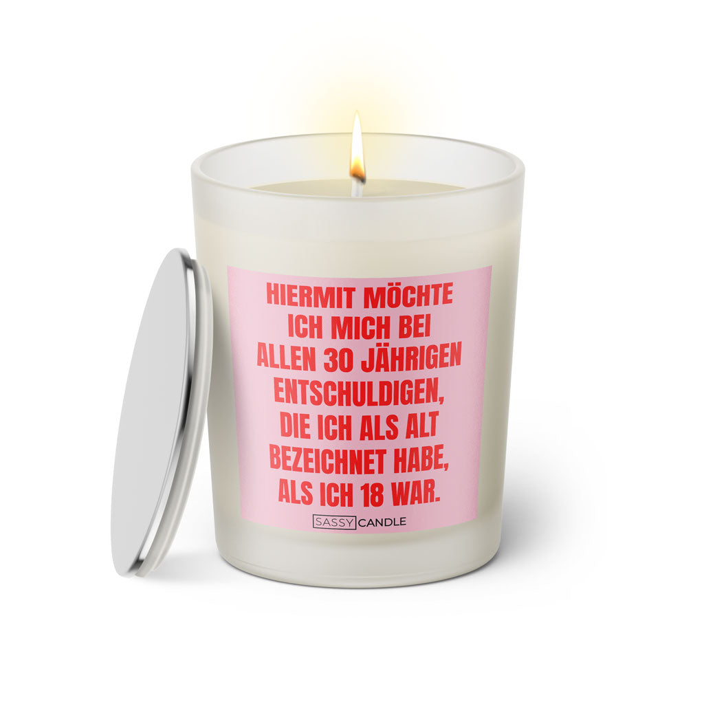 Duftkerze mit Spruch: Hiermit möchte ich mich bei allen 30 jährigen entschuldigen, die ich als alt bezeichnet habe, als ich 18 war. Farbe rosa und pink von Sassy Candle.