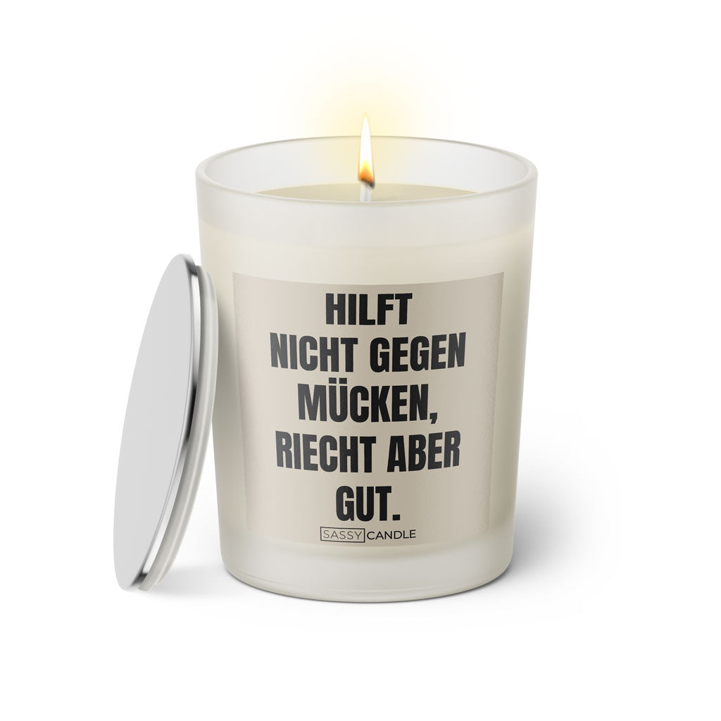 Duftkerze mit witzigen Spruch: Hilft nicht gegen Mücken, riecht aber gut. Farbe beige und schwarz von Sassy Candle.