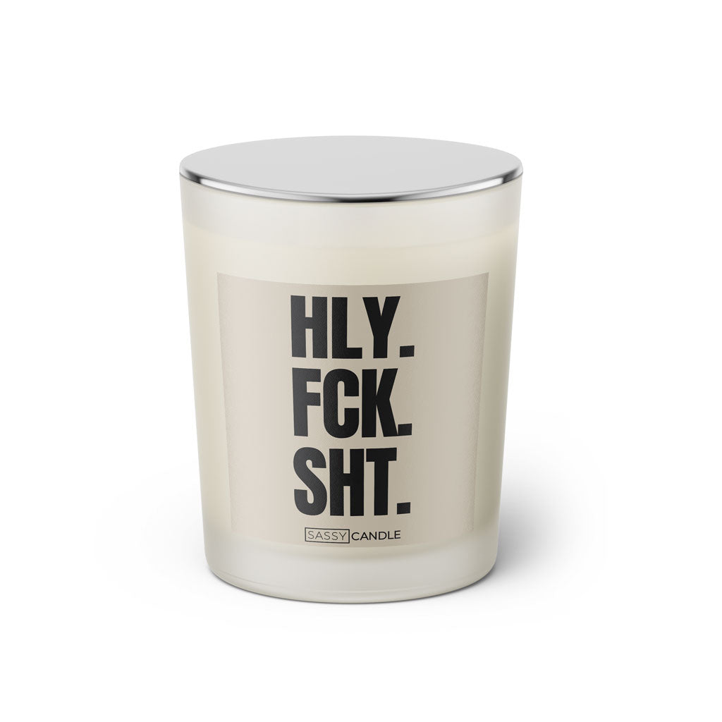 Duftkerze mit Spruch: HLY. FCK. SHT. Farbe beige und schwarz von Sassy Candle.