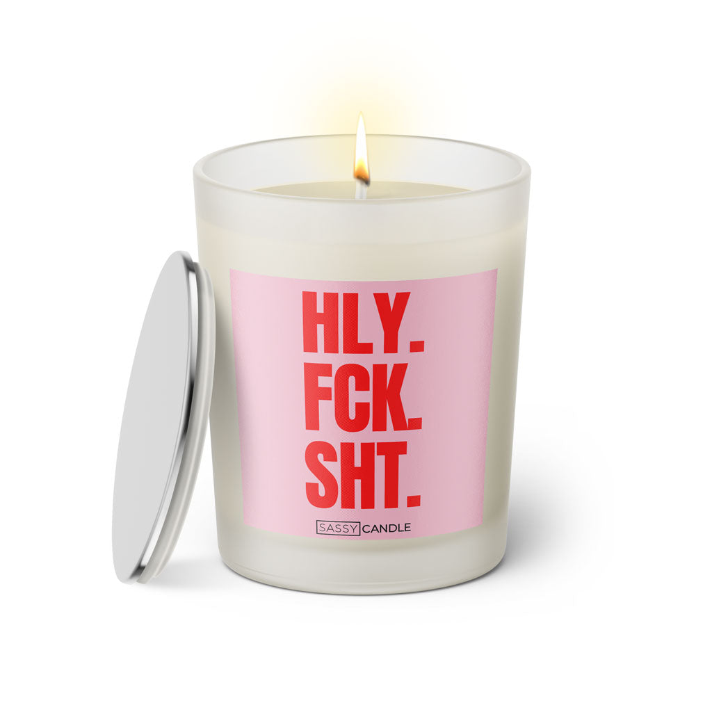 Duftkerze mit Spruch: HLY. FCK. SHT. Farbe rosa und pink von Sassy Candle.