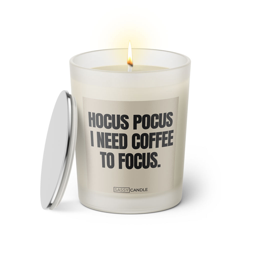 Duftkerze mit witzigen Spruch: Hocus Pocus I need coffee to focus. Farbe beige und schwarz von Sassy Candle.