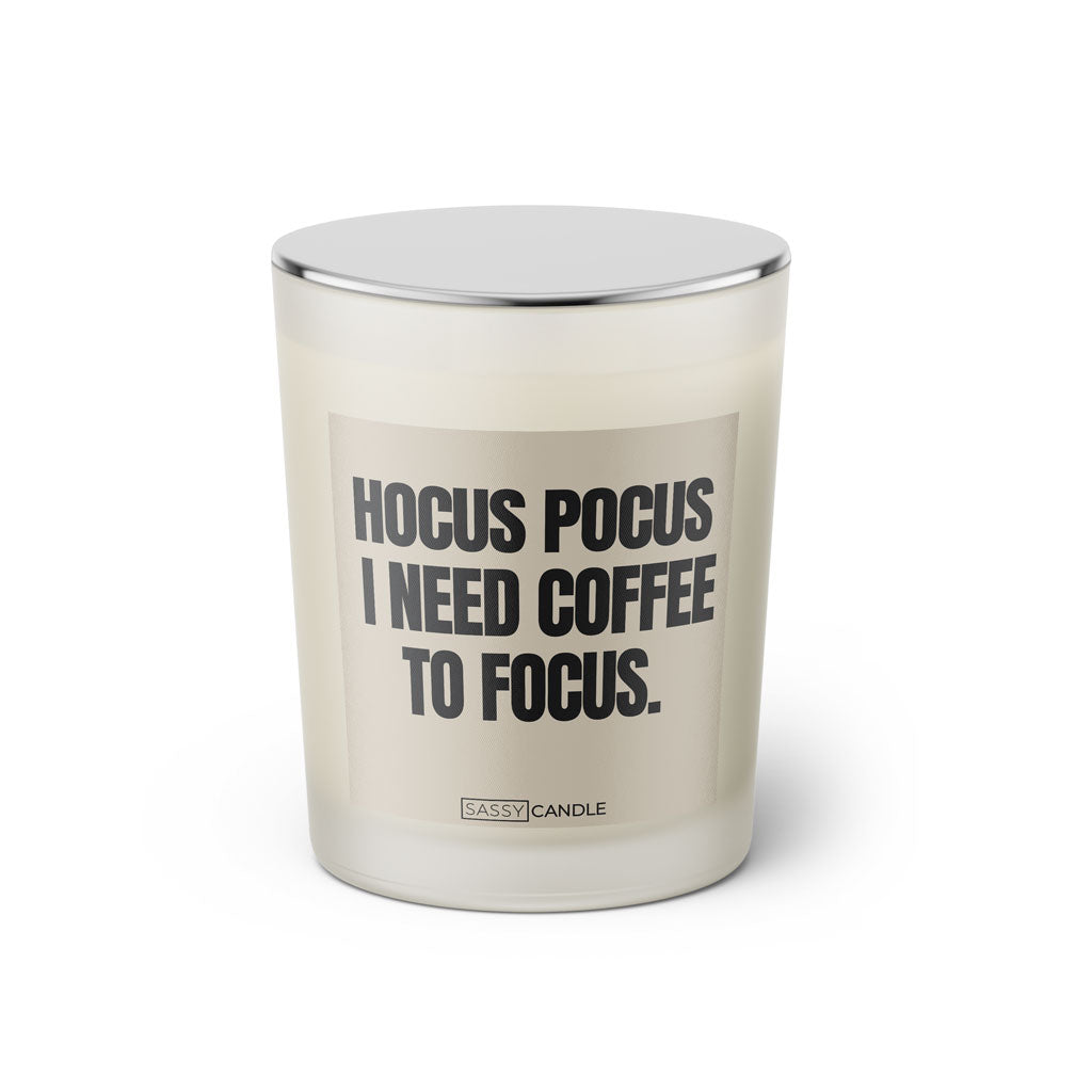Duftkerze mit witzigen Spruch: Hocus Pocus I need coffee to focus. Farbe beige und schwarz von Sassy Candle.