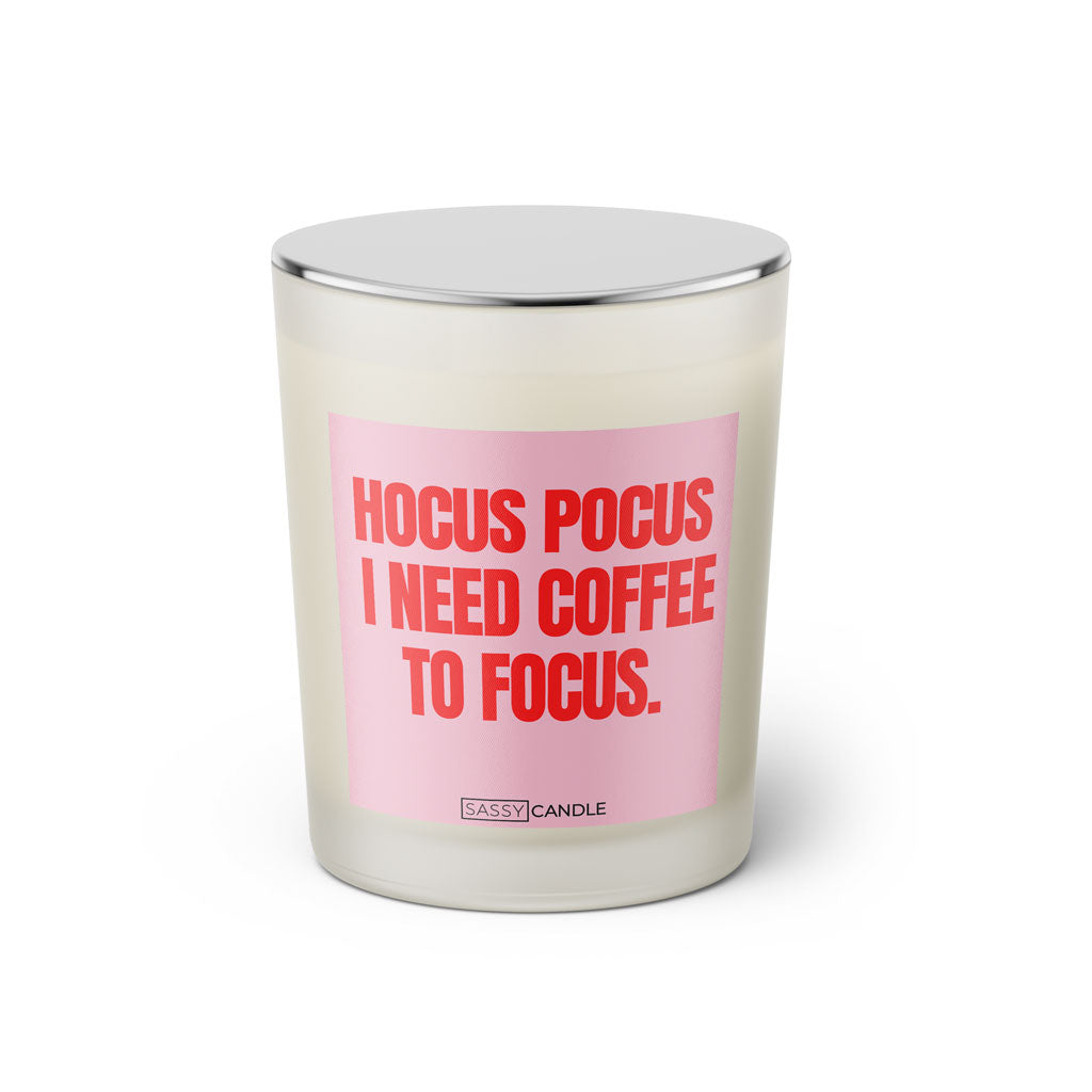 Duftkerze mit witzigen Spruch: Hocus Pocus I need coffee to focus. Farbe rosa und pink von Sassy Candle.