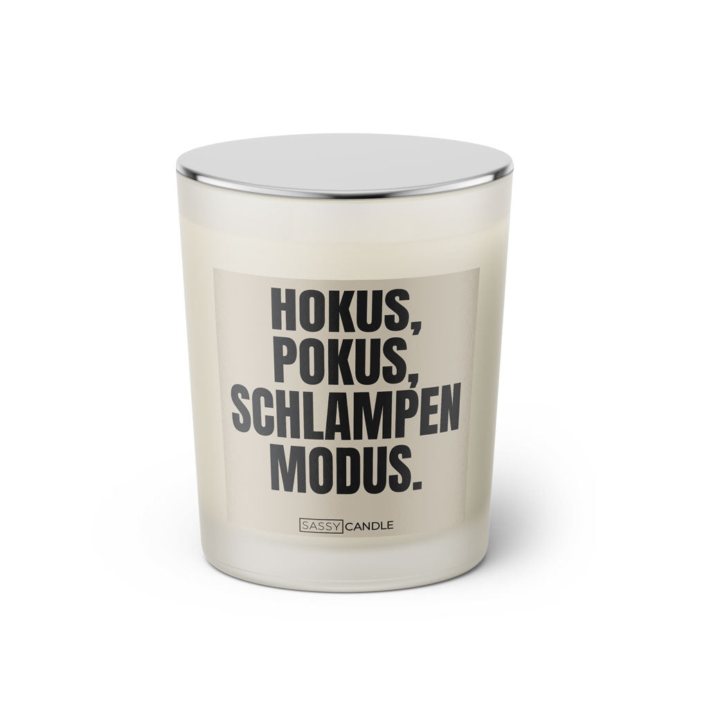Duftkerze mit witzigem Spruch: Hokus Pokus Schlampen Modus. Farbe beige und schwarze Schrift. Kerzenglas mit silbernem geschlossenem Deckel von SassyCandle.