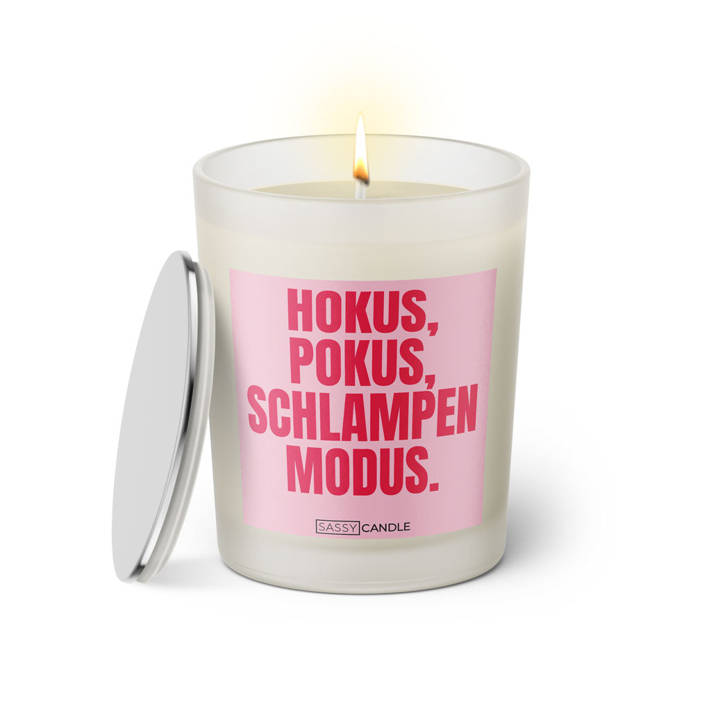 Duftkerze mit witzigem Spruch: Hokus Pokus Schlampen Modus. Farbe rosa und pinke Schrift. Kerzenglas mit silbernem Deckel von SassyCandle.