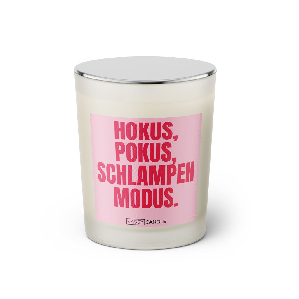 Duftkerze mit witzigem Spruch: Hokus Pokus Schlampen Modus. Farbe rosa und pinke Schrift. Kerzenglas mit silbernem geschlossenem Deckel von SassyCandle.