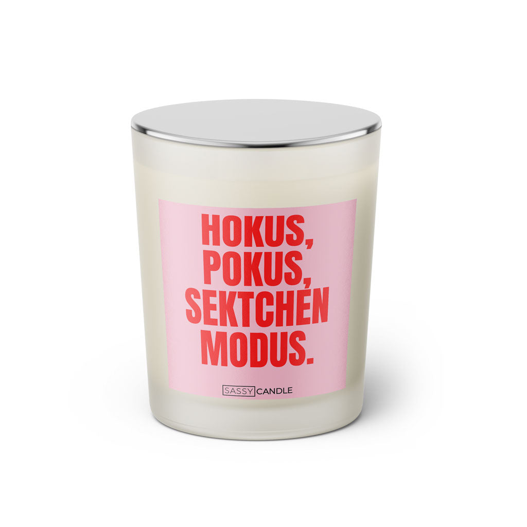 Duftkerze mit witzigem Spruch: Hokus Pokus Sektchen Modus. Farbe rosa und pinke Schrift. Kerzenglas mit silbernem geschlossenem Deckel von SassyCandle.