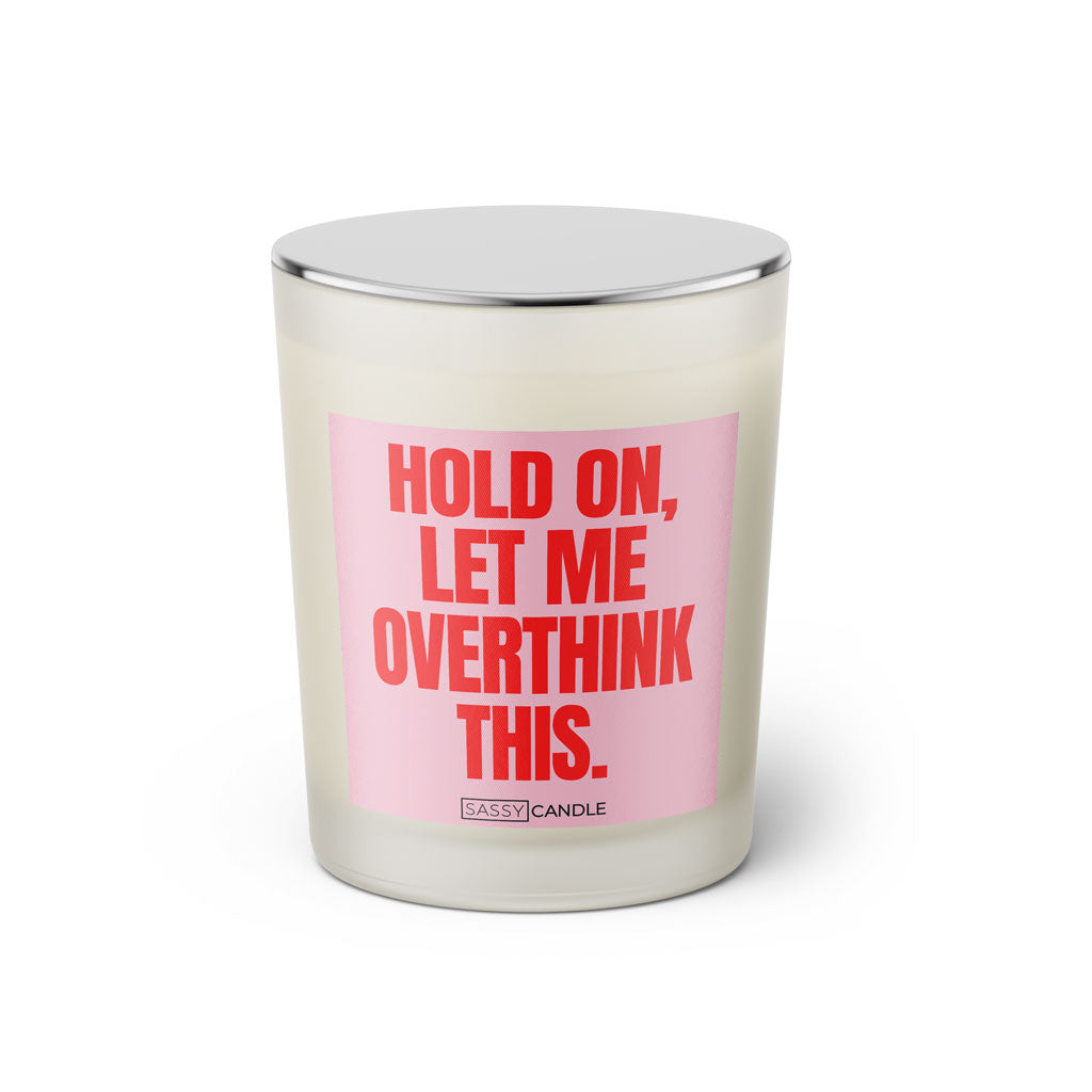 Duftkerze mit witzigen Spruch: Hold on, let me overthink this. Farbe rosa und pink von Sassy Candle.