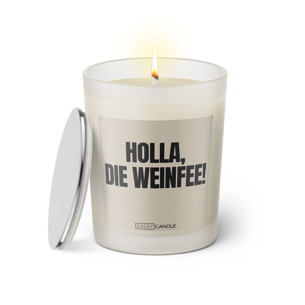 Duftkerze mit witzigem Spruch: Holla, die Weinfee! Farbe beige und schwarze Schrift. Kerzenglas mit silbernem Deckel von SassyCandle.
