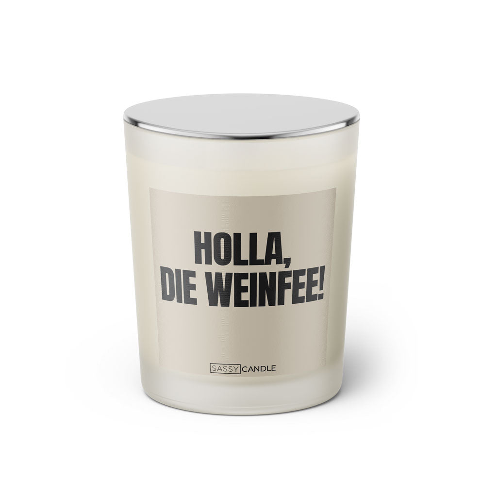 Duftkerze mit witzigem Spruch: Holla, die Weinfee! Farbe beige und schwarze Schrift. Kerzenglas mit silbernem geschlossenem Deckel von SassyCandle.