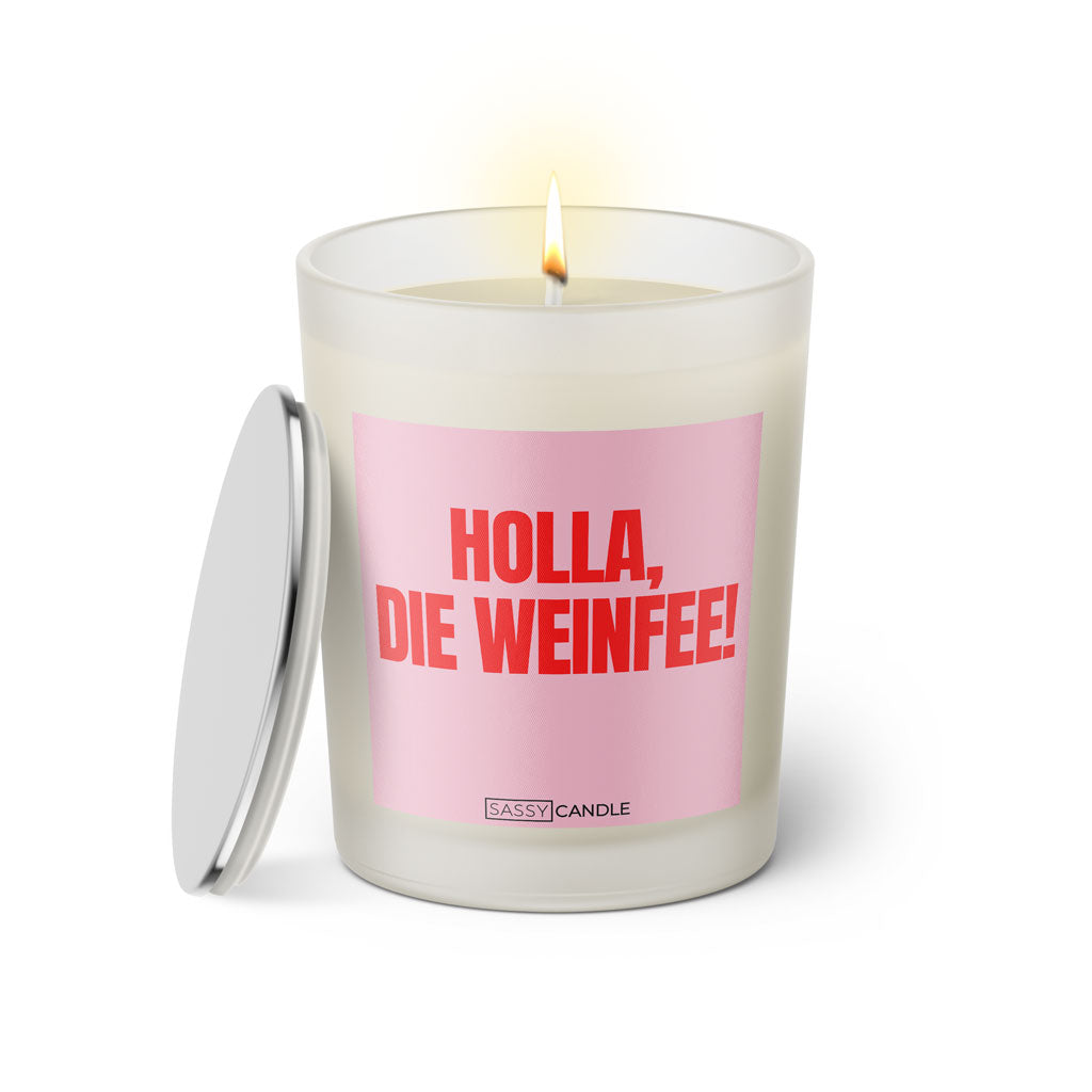 Duftkerze mit witzigem Spruch: Holla, die Weinfee! Farbe rosa und pinke Schrift. Kerzenglas mit silbernem Deckel von SassyCandle.