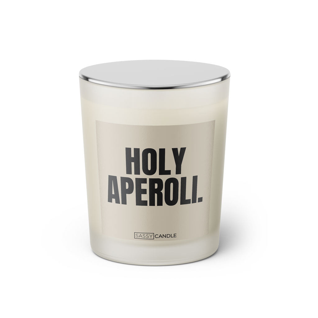 Duftkerze mit witzigem Spruch: Holy Aperoli. Farbe beige und schwarze Schrift. Kerzenglas mit silbernem geschlossenem Deckel von SassyCandle.