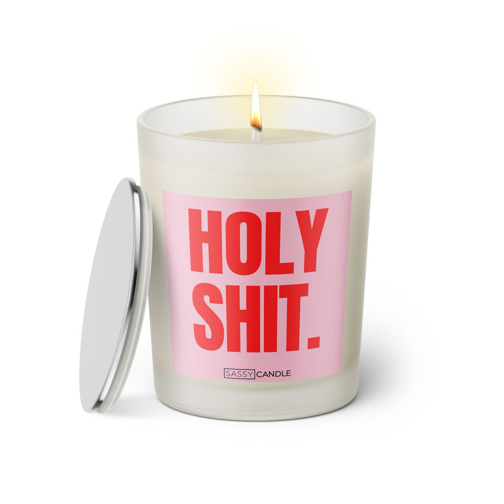 Duftkerze mit witzigen Spruch: Holy Shit. Farbe rosa und pink von Sassy Candle.