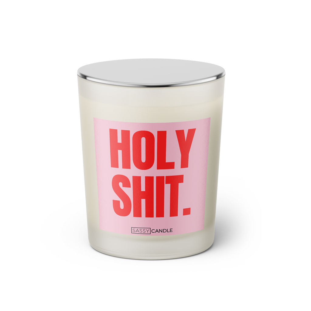 Duftkerze mit witzigen Spruch: Holy Shit. Farbe rosa und pink von Sassy Candle.