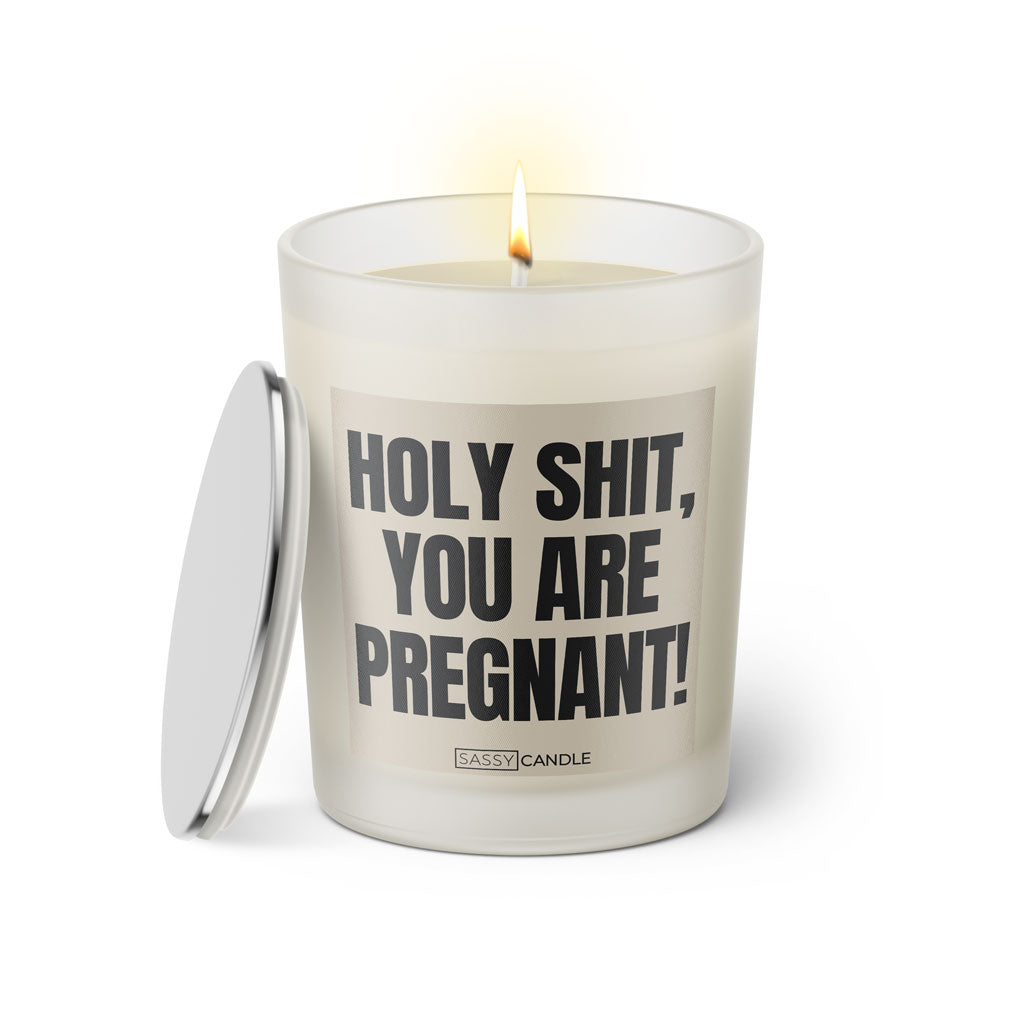 Duftkerze mit witzigem Spruch: Holy shit, you are pregnant! Farbe nude und schwarz mit silbernem Deckel von Sassy Candle.