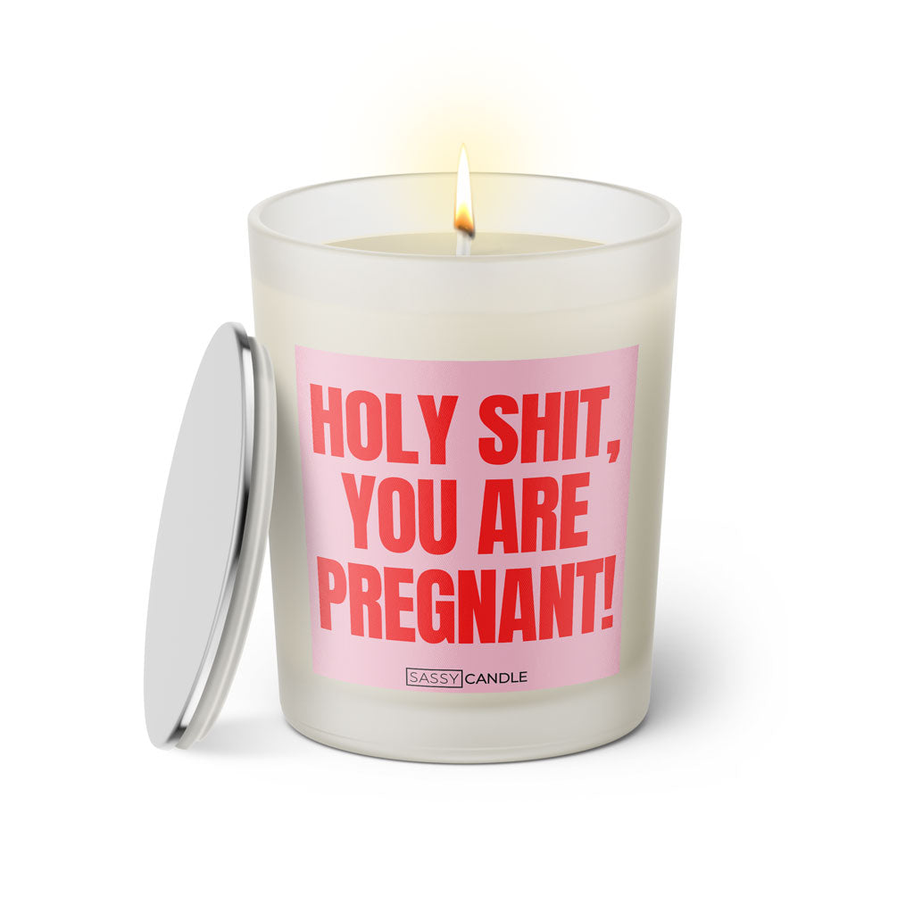 Duftkerze mit witzigem Spruch: Holy shit, you are pregnant! Farbe rosa und pink mit silbernem Deckel von Sassy Candle.