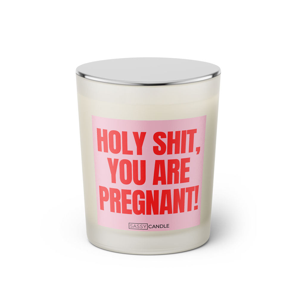 Duftkerze mit witzigem Spruch: Holy shit, you are pregnant! Farbe rosa und pink mit silbernem Deckel von Sassy Candle.