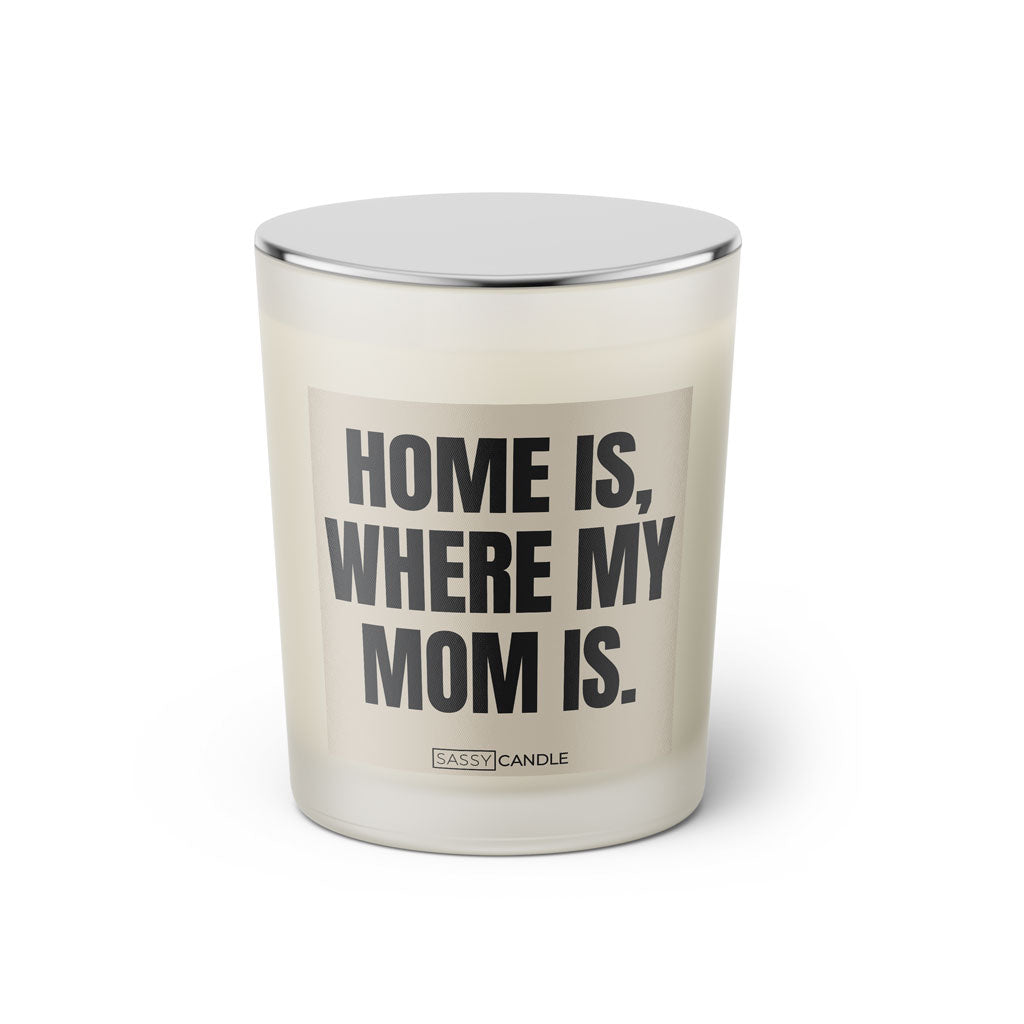 Duftkerze mit witzigem Spruch: Home is, where my Mom is. Farbe beige und schwarz mit silbernem Deckel von Sassy Candle.