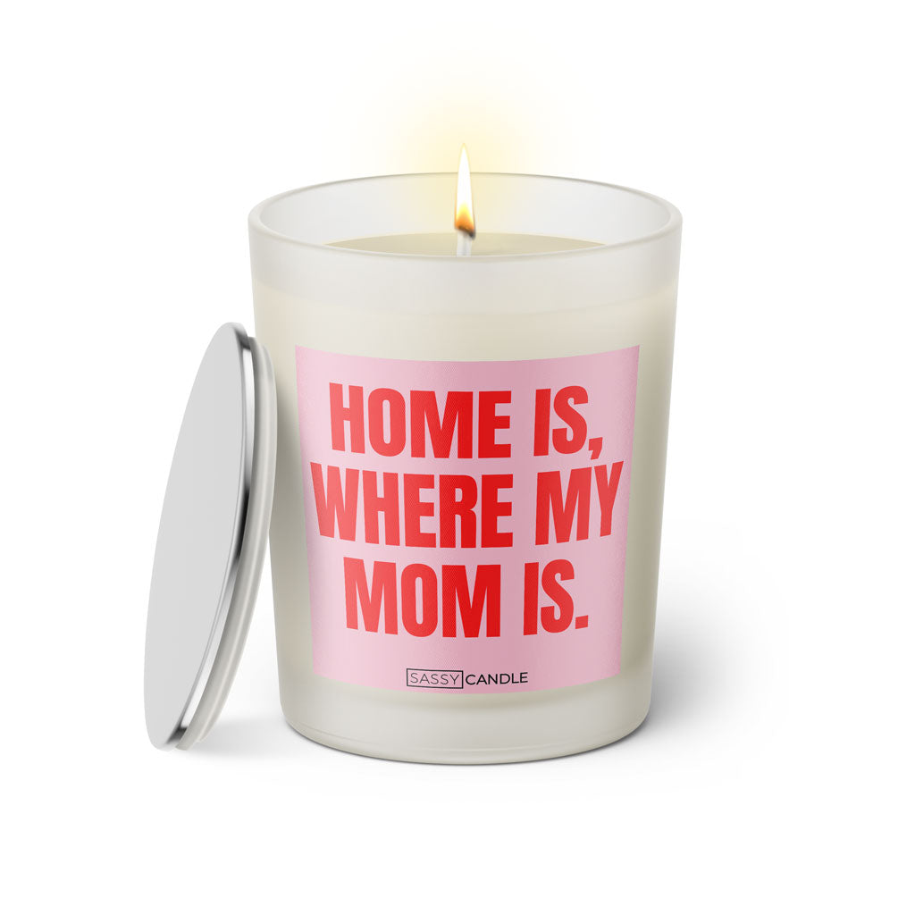 Duftkerze mit witzigem Spruch: Home is, where my Mom is. Farbe rosa und pink mit silbernem Deckel von Sassy Candle.