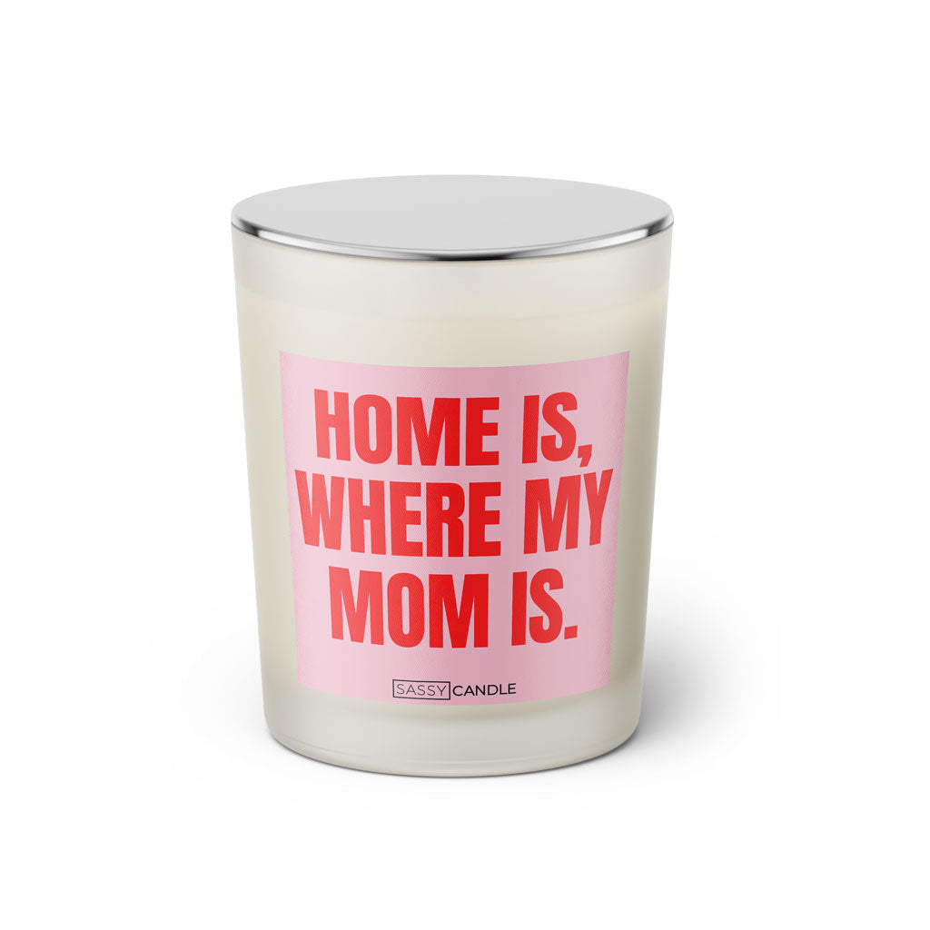 Duftkerze mit witzigem Spruch: Home is, where my Mom is. Farbe rosa und pink mit silbernem Deckel von Sassy Candle.