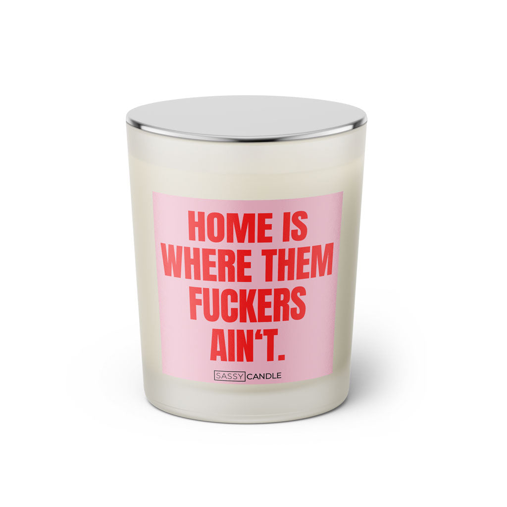 Duftkerze mit witzigen Spruch: Home is where them fuckers ain't. Kerzenglas mit silbernen Deckel von Sassy Candle. Farbe rosa und pink.