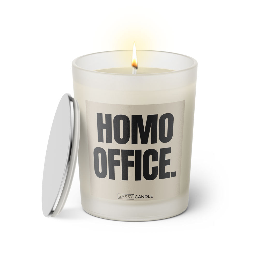 Duftkerze mit witzigen Spruch: Homo Office. Farbe beige und schwarz von Sassy Candle.