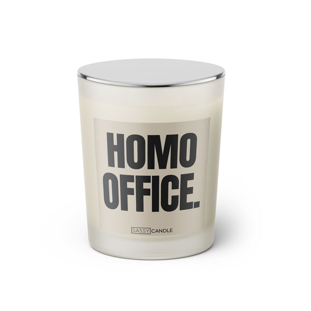 Duftkerze mit witzigen Spruch: Homo Office. Farbe beige und schwarz von Sassy Candle.