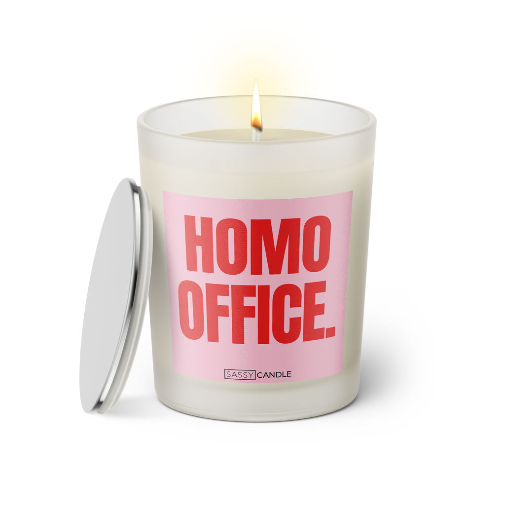 Duftkerze mit witzigen Spruch: Homo Office. Farbe rosa und pink von Sassy Candle.