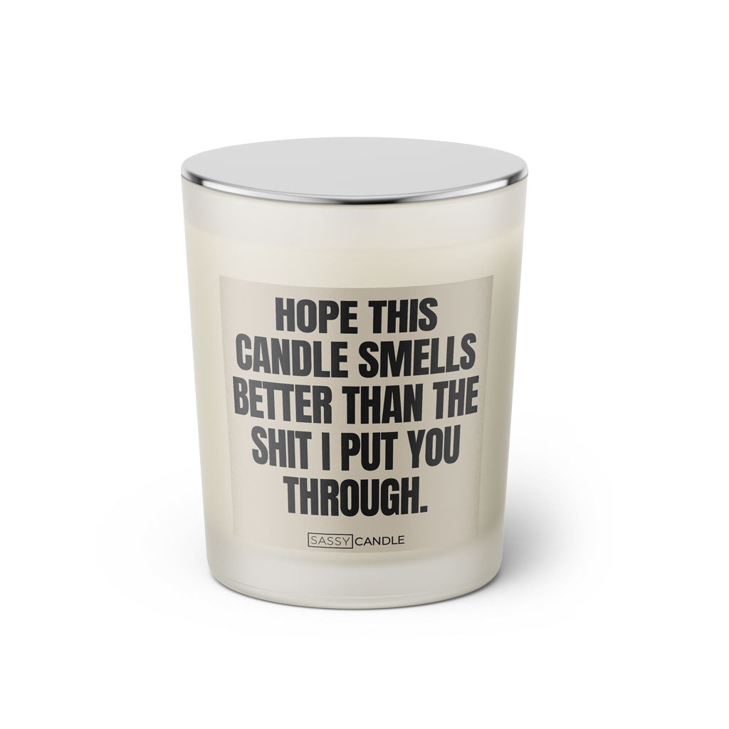 Duftkerze mit Spruch: Hope this candle smells better than the shit I put you through. Farbe schwarz und beige von Sassy Candle.