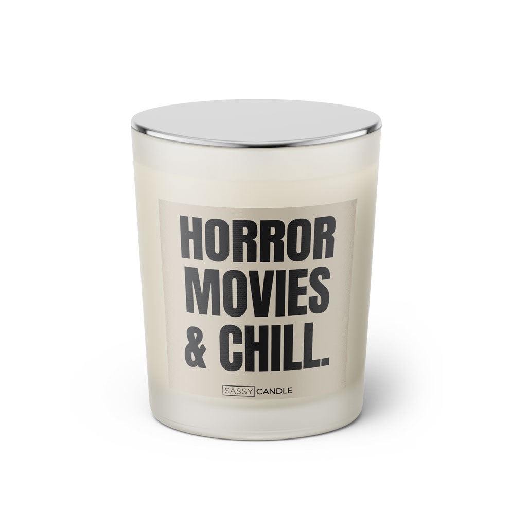 Duftkerze mit Spruch: Horror Movies & Chill. Farbe beige und schwarz von Sassy Candle.