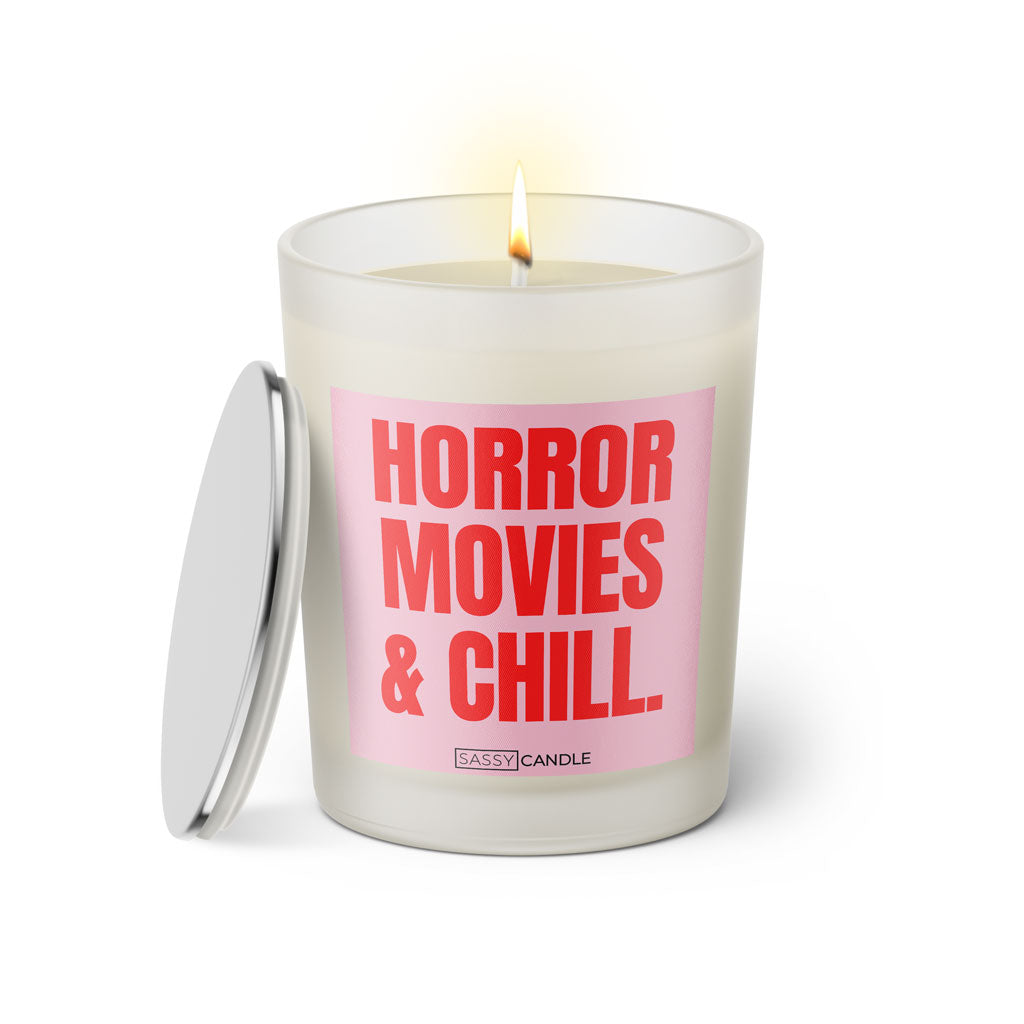 Duftkerze mit Spruch: Horror Movies & Chill. Farbe rosa und pink von Sassy Candle.