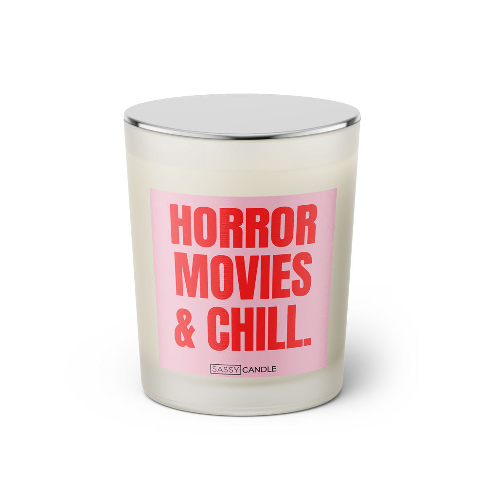 Duftkerze mit Spruch: Horror Movies & Chill. Farbe rosa und pink von Sassy Candle.