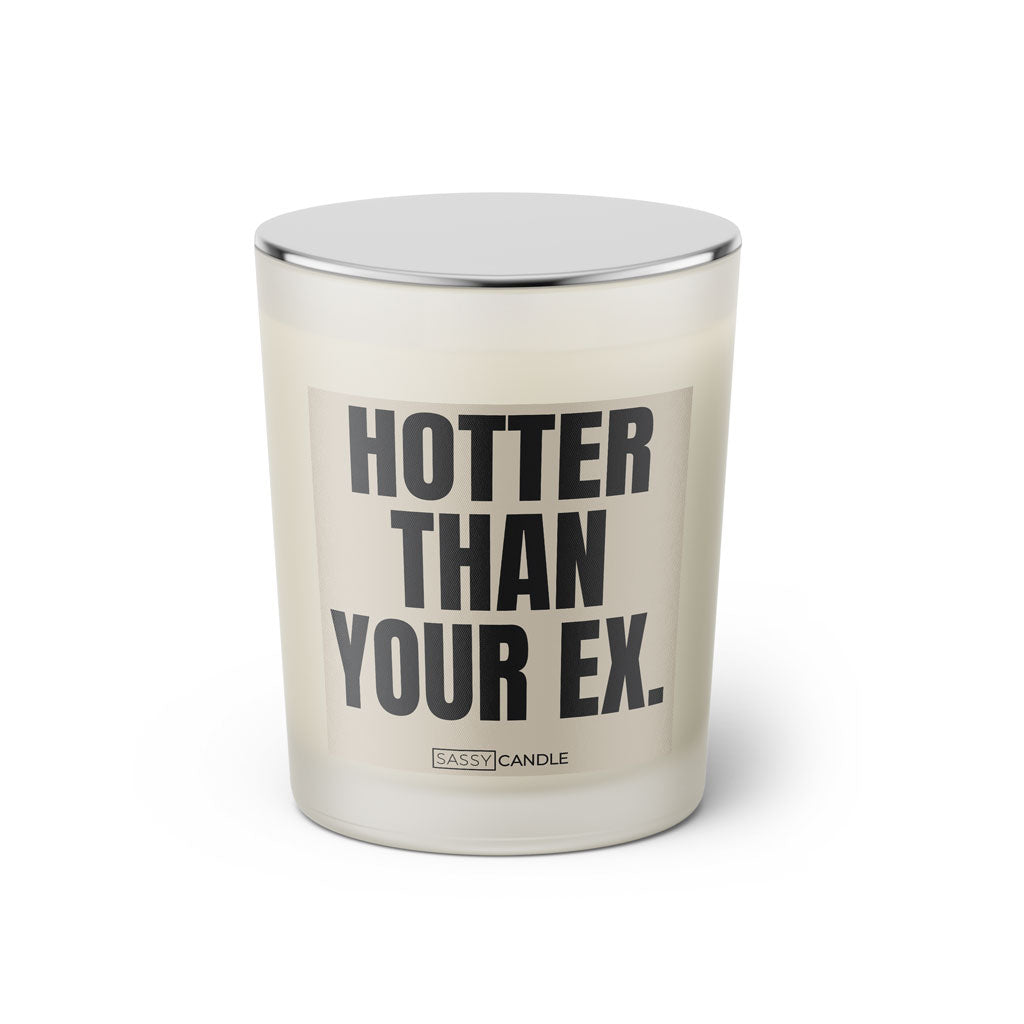 Duftkerze mit witzigem Spruch: Hotter than your Ex. Farbe beige und schwarze Schrift. Kerzenglas mit silbernem geschlossenem Deckel von SassyCandle.