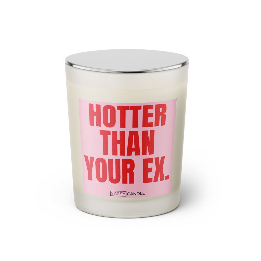 Duftkerze mit witzigem Spruch: Hotter than your Ex. Farbe rosa und pinke Schrift. Kerzenglas mit silbernem geschlossenem Deckel von SassyCandle.