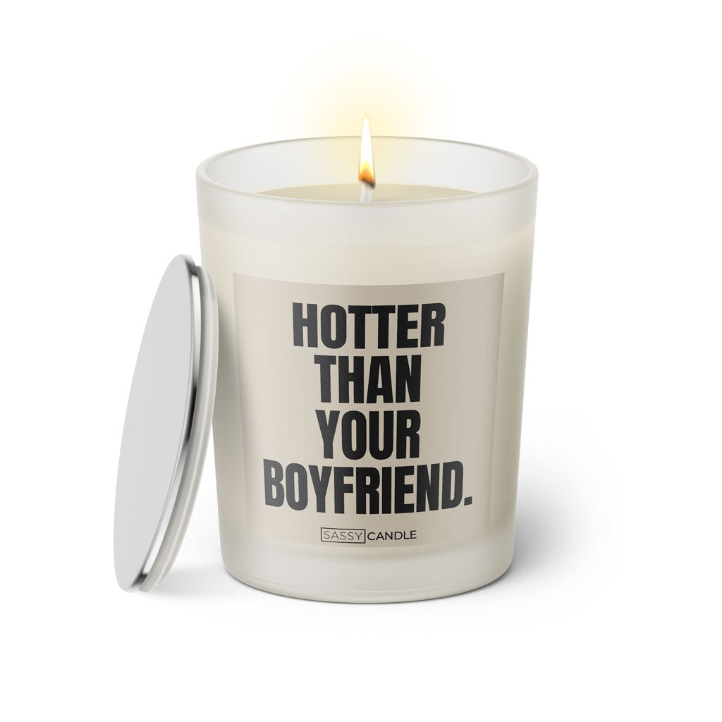 Duftkerze mit witzigem Spruch: Hotter than your Boyfriend. Farbe beige und schwarze Schrift. Kerzenglas mit silbernem Deckel von SassyCandle.