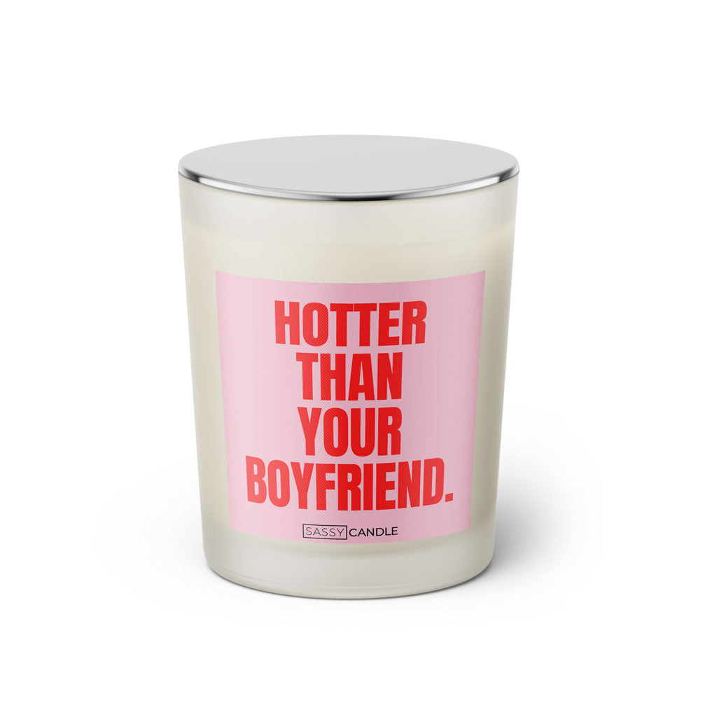 Duftkerze mit witzigem Spruch: Hotter than your Boyfriend. Farbe rosa und pink Schrift. Kerzenglas mit silbernem Deckel von SassyCandle.