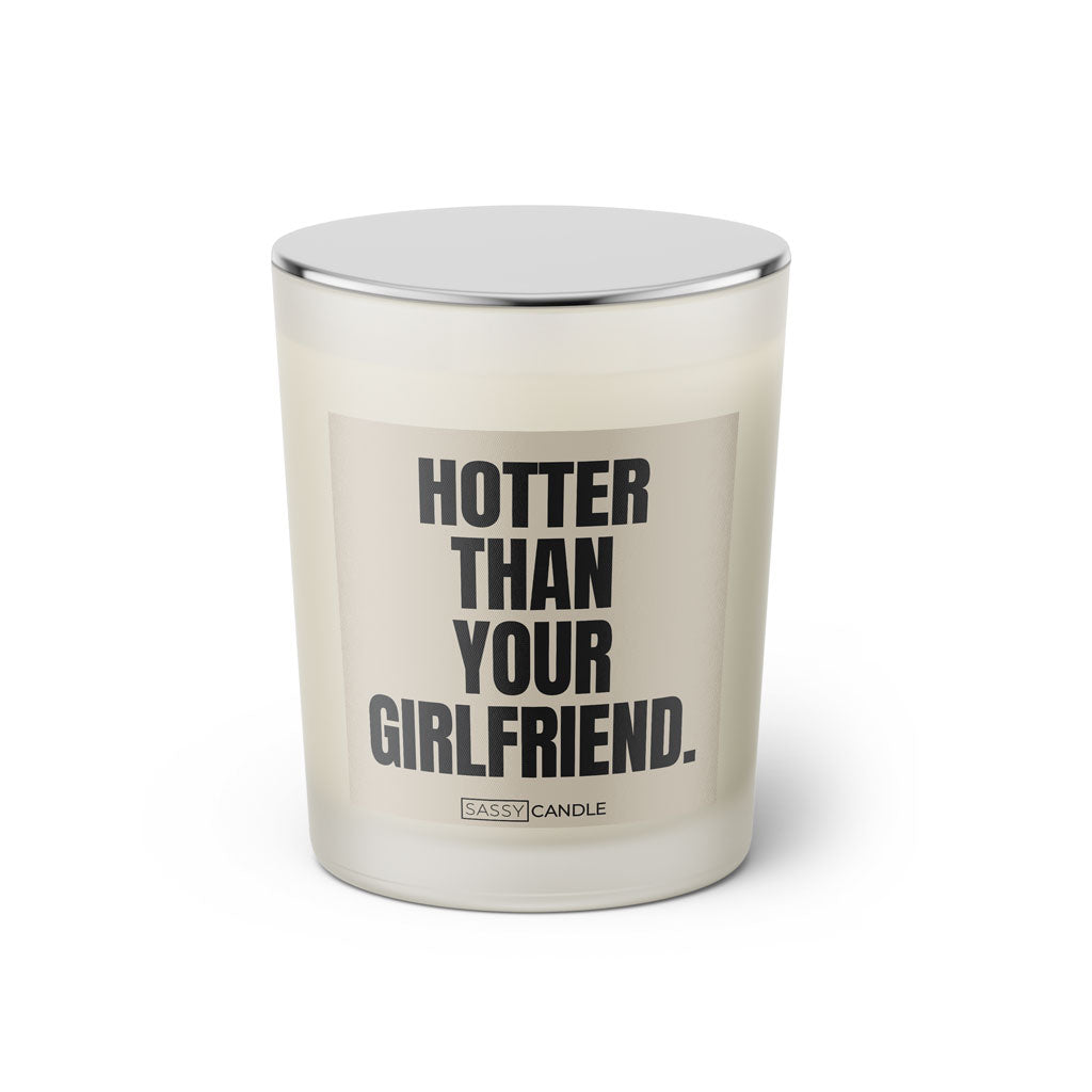 Duftkerze mit witzigem Spruch: Hotter than your Girlfriend. Farbe beige und schwarze Schrift. Kerzenglas mit silbernem Deckel von SassyCandle.