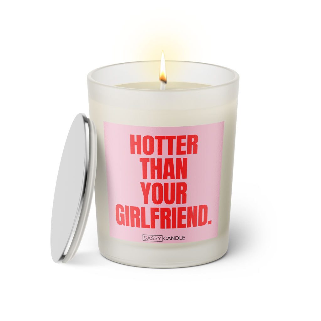 Duftkerze mit witzigem Spruch: Hotter than your Girlfriend. Farbe rosa und pink Schrift. Kerzenglas mit silbernem Deckel von SassyCandle.