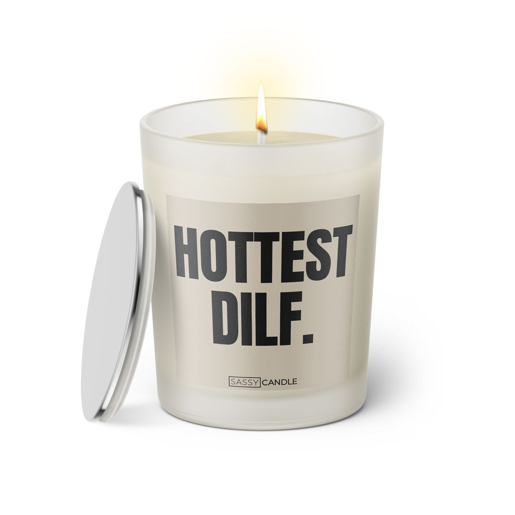 Duftkerze mit Spruch: Hottest DILF. Farbe beige und schwarz von Sassy Candle.