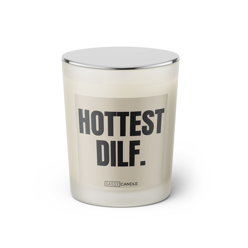 Duftkerze mit Spruch: Hottest DILF. Farbe beige und schwarz von Sassy Candle.