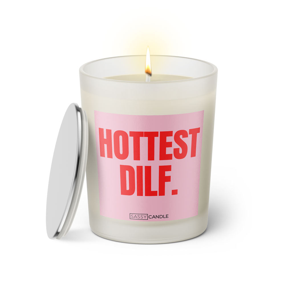 Duftkerze mit Spruch: Hottest DILF. Farbe rosa und pink von Sassy Candle.