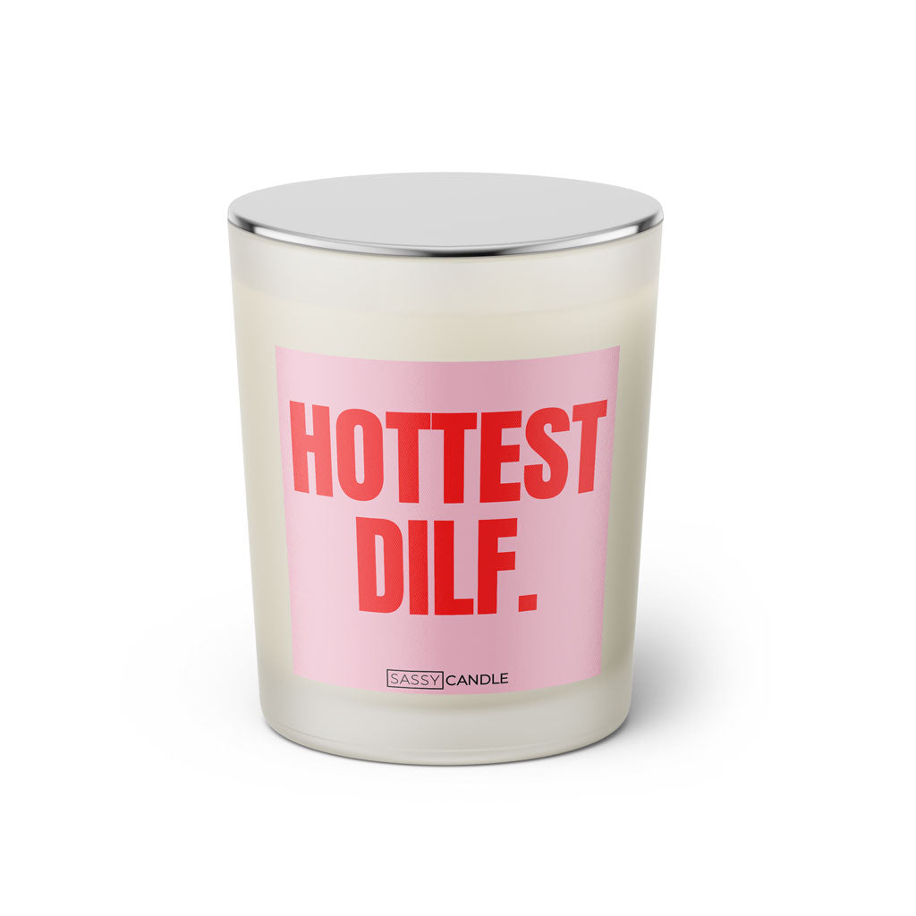 Duftkerze mit Spruch: Hottest DILF. Farbe rosa und pink von Sassy Candle.